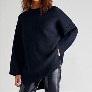 FREE PEOPLE OVERSIZED PEACHES KNIT TUNIC IN NAVY